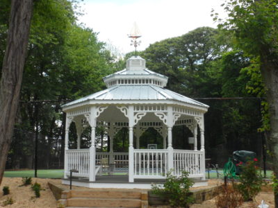 16' Wood Octagon, Deluxe Rails, Victorian Braces, Evergreen Metal Roof